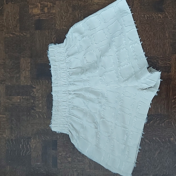 H&M textured white hi waist shorts - Picture 4 of 5